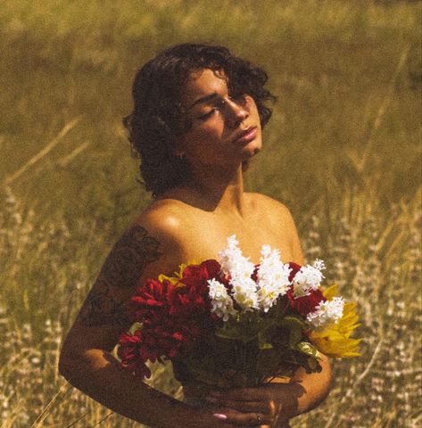 Woman Flower Photography, Bouquet Top Photoshoot, Holding Flowers Photoshoot, Flower Shirt Photoshoot, Flower Photoshoot Aesthetic, Beautiful Photoshoot Ideas Portraits, Photoshoot Bouquet, Flower Bouquet Photoshoot, Bouquet Photoshoot