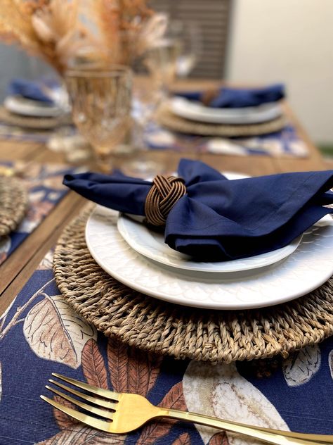 With our Dark Blue and Brown Table Setting Kit, you can create a beautiful table effortlessly, as our kit comes complete with placemats, napkins, and napkin rings perfectly coordinated for setting the table. Get ready to receive plenty of compliments! You only need to choose the number of settings you'll need. We offer sets for 4 to 12 places, or you can also purchase the items individually. Our kits can also be the perfect gift! Visiting someone? Be an excellent guest and gift your host. Need a present for your mother-in-law? This kit will surely make her excited to welcome you. A friend's birthday? How about a table setting kit to create more memorable gatherings? Mother's Day? She'll love this gift! Christmas? Absolutely! This is the ideal gift that delights the eyes and warms the heart Navy Blue And Gold Place Setting, Brown Table Setting, Blue Christmas Table Setting, Blue Thanksgiving Table, Friendsgiving Table Setting, Gold Place Setting, Blue Table Settings, Navy Table, White Table Settings