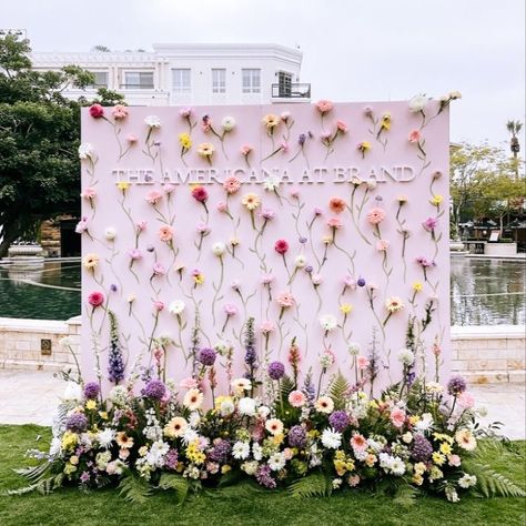 New Floral Backdrop for Birthdays, Anniversary, Roka, Engagement & Baby Showers Book Now : @decorty.in (9953805827) #floralbackdrop #flower #floralbackdrops #flowerbackdrops #backdrop #rosebackdrop Baby Shower Backdrop With Flowers, Bday Backdrop Ideas, Floral Backdrop Ideas, Floral Birthday Decorations, Flower Backdrop Birthday, Diy Floral Backdrop, Engagement Backdrop Ideas, Backdrop Lamaran, Engagement Party Backdrop