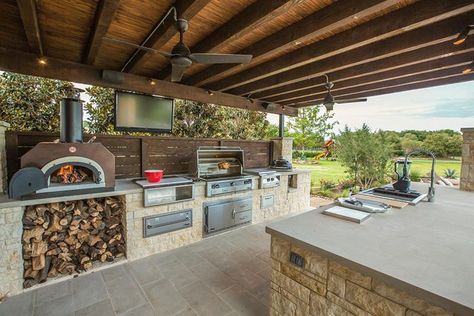 Design Per Patio, Model Dapur, Outdoor Kitchen Countertops, Modern Outdoor Kitchen, Outdoor Kitchen Appliances, Backyard Pavilion, Patio Kitchen, Backyard Kitchen, Outdoor Kitchen Design Layout