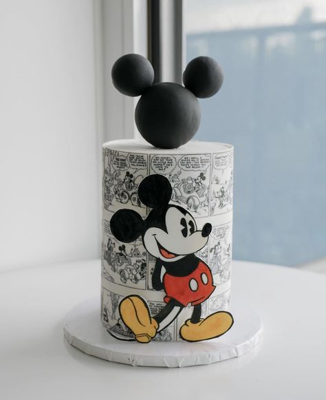 Modern Mickey Mouse Birthday Cake, Vintage Mickey Mouse Cake, Pastel Mickey Mouse, Mickey Birthday Cakes, Γενέθλια Mickey Mouse, Mickey Mouse Birthday Decorations, Mickey First Birthday, Mickey Mouse Birthday Cake, Mickey Mouse Themed Birthday Party