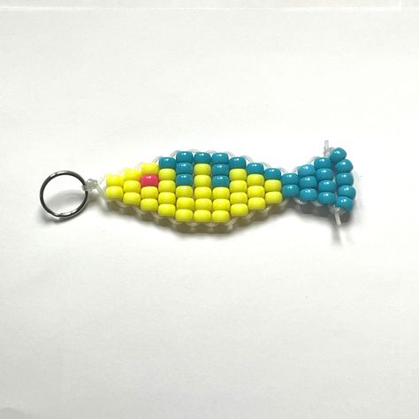 Small Bead Animals, Fish Pony Bead Pattern, Pony Bead Fish Pattern, Small Pony Bead Patterns, Fish Bead Pattern, Animal Bead Keychain Patterns, Pony Bead Fish, Beaded Fish Pattern, Diy Fish Decor