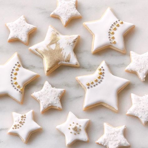 Star Royal Icing Cookies Christmas, Star Decorated Sugar Cookies, Christmas Cookie Stars Decorated, Star Cutout Cookies, Star Gingerbread Cookies, White And Gold Christmas Cookies, Star Sugar Cookies Decorated Christmas, Decorated Star Cookies, Star Royal Icing Cookies