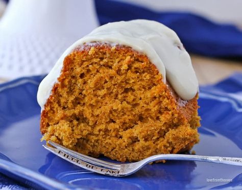 Easy Pumpkin Bundt Cake Pumpkin Bunt Cake, Pumpkin Bundt Cake Recipes, Pumpkin Cake Mix, Pumpkin Cake Easy, Pumpkin Bundt, Pumpkin Roll Cake, Love From The Oven, Pumpkin Bundt Cake, Thanksgiving Desserts Easy