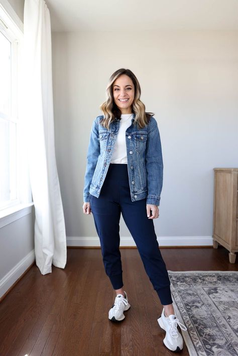 Womens Joggers Outfit, Looks Jeans, Denim Jacket Fashion, Casual Outfit Inspiration, Joggers Outfit, Push Ups, Stylish Work Outfits, Spring Jackets, Jacket Blazer