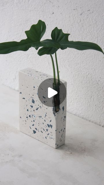 Making Concrete Pots, Easy Concrete Crafts, Cement Vases Diy, Concrete Vase Diy, Tulum Apartment, Diy Cement Candle Holders, Diy Plant Pot, Plant Holder Diy, Cement Sculpture