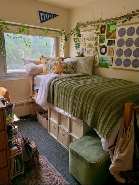 Homey Dorm Decor, Green College Dorm Aesthetic, Sage Green Dorm Aesthetic, Dorm Inspiration Green, Zen Dorm Room, 70s Dorm Room Decor, Green Dorm Ideas, Dorm Room With Tv, Dorm Room Inspo Green