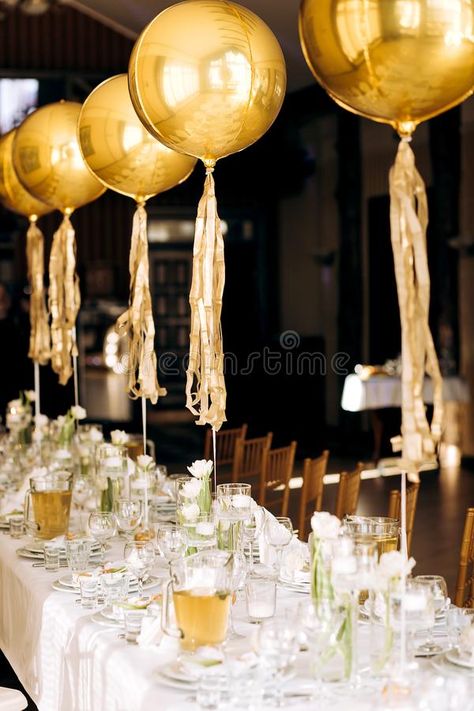 Masculine Birthday Dinner Party, 40th Birthday Restaurant Decorations, Birthday Decorations Restaurant, Surprise Birthday Dinner At Restaurant, Restaurant Anniversary Celebration Ideas, Table Decorations Birthday Woman, Birthday Dinner Table Decor Restaurant, Restaurant Birthday Decorations, Restaurant Birthday Decorations Table