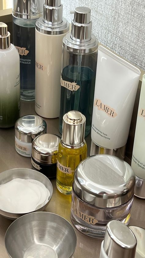 La Mer Skincare Aesthetic, Luxury Skin Care Aesthetic, La Mer Aesthetic, Luxury Skincare Aesthetic, Lamer Skincare, Ivy Photoshoot, Items Aesthetic, High End Skincare, Expensive Skincare