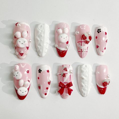 Something festive 🧚‍♀️✨ Winter Sanrio Nails, Hello Kitty Xmas Nails, Sanrio Christmas Nails, Kawaii Christmas Nails, Hello Kitty Christmas Nails, Tiktok Nails, Nail Noel, Nail Art Photos, Kawaii Christmas