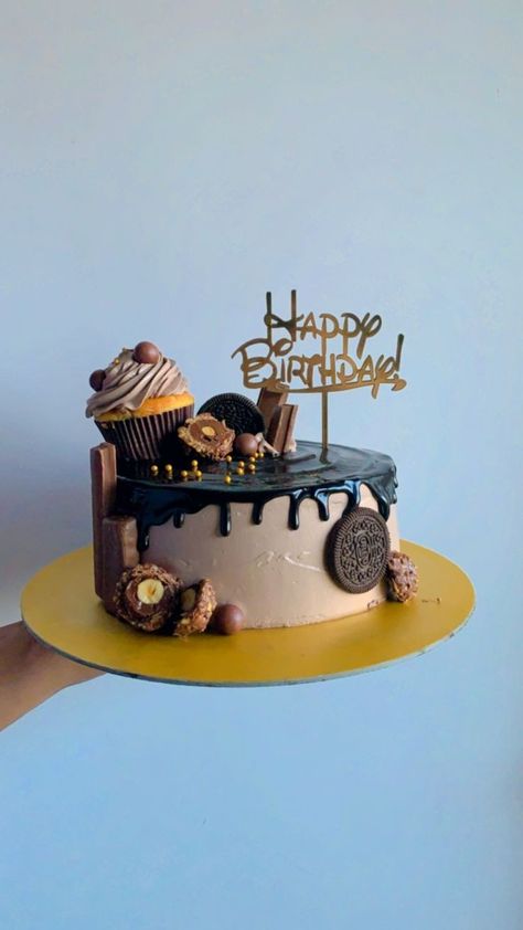 Small Chocolate Birthday Cake Ideas, Mocha Cake Design Birthday, Overloaded Chocolate Cake, Small Chocolate Cake Design, Choclet Cake Designs, 2 Pound Cake Design Birthday, Chocolate Bday Cake Decoration, Mocha Cake Design, Simple Chocolate Cake Designs Birthday