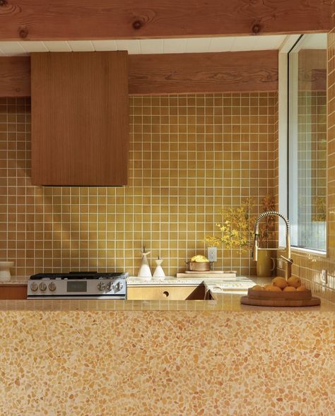 photo via @sss__edit Yellow Kitchen Tiles, Terrazzo Kitchen, Tiled Kitchen, 60s Kitchen, Concrete Collaborative, 1960s Kitchen, Sunny Kitchen, Mcm Kitchen, Kitchen Goals