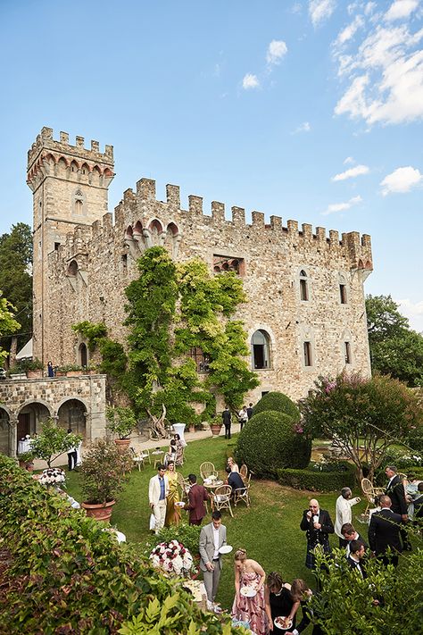 Castle Wedding Aesthetic, Italian Castle Wedding, Scotland Castle Wedding, Shrek Wedding, Destination Wedding Details, Tuscany Italy Wedding, Wedding Venues Italy, Italian Wedding Venues, Italian Castle