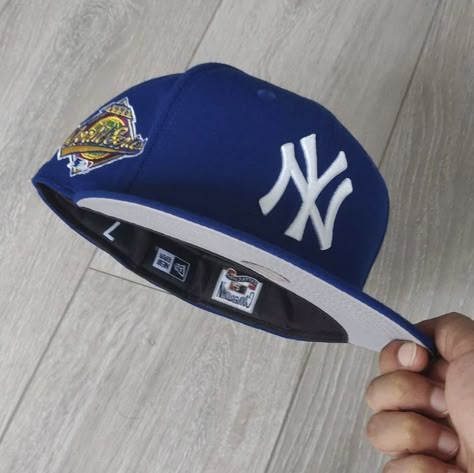 Fitted Caps Aesthetic, New York Cap, Streetwear Caps, Yankee Fitted, Custom Fitted Hats, Swag Hats, Baby Boy Outfits Swag, Dope Hats, Hat Aesthetic