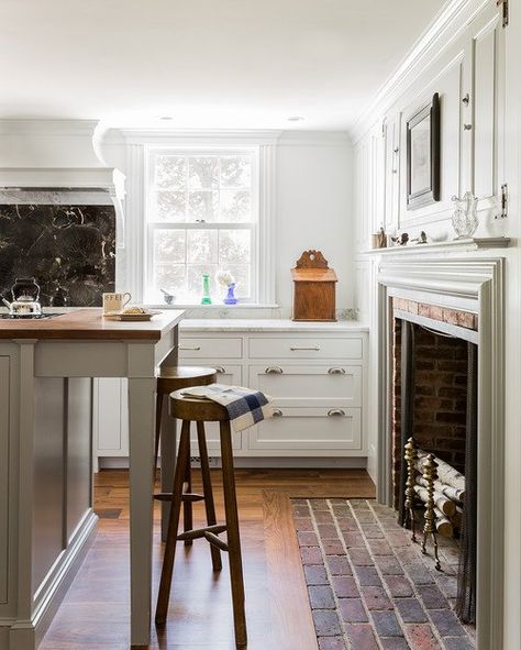 Colonial Farmhouse Kitchen, Furniture Websites, Kitchen With Fireplace, Colonial Kitchen, Colonial Farmhouse, Rustic Farmhouse Kitchen, Kitchen Fireplace, Classic Kitchen, New England Homes