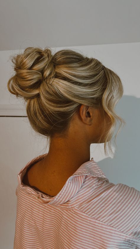 Midi bun on a dimesnsional blonde Midi Bun Hairstyles, Hoco Hairstyles Updo Bun, Hoco Hairstyles Bun, Glam Bun Hairstyles, Midi Bun Wedding Hair, Hoco Hair Bun, Slick Back Updo Hairstyles, Middle Bun Hairstyles, Gala Hair Styles