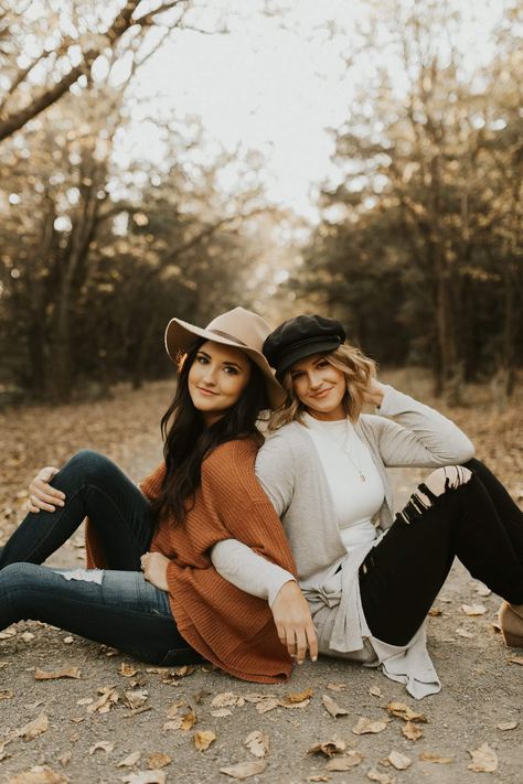 Mom Friend Photoshoot, Sister Duo Photoshoot, Two Sisters Photoshoot Poses, Funny Photo With Friends, Poses For Teenage Siblings, Best Friend Mommy And Me Photoshoot, Bff Sunset Pictures, Senior Photos With Family, Best Friend Photo Shoot Outfit Ideas