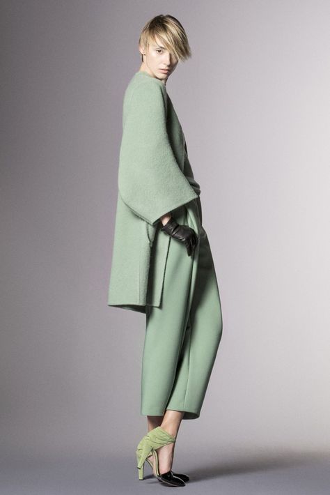 Giorgio Armani Pre-Fall 2014 collection, runway looks, beauty, models, and reviews. Spring Outfit Women, Mode Editorials, Fall 2014 Fashion, Green Pants, Moda Vintage, 2014 Fashion, Mode Inspiration, Pre Fall, Minimal Fashion