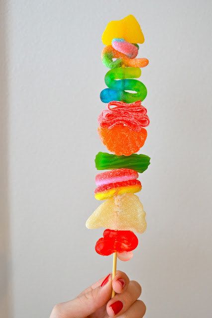 Essen am Stiel - tolle Ideen für Partyfood *** Food on a skewer - Funny Ideas for every Party Candy Kabobs, Bar A Bonbon, Halloween Fest, Kids Party Food, Festa Party, Snacks Für Party, Kebabs, Bake Sale, Candy Party