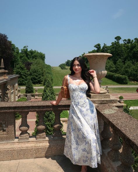 meet me in the garden 🦋🌿⛲️🕊️ Garden Outfit Aesthetic, Feminine Poses, Bali Outfits, Garden Outfit, Holiday Fits, Insta Photography, Photo Games, Summer Scrapbook, Make Your Own Clothes