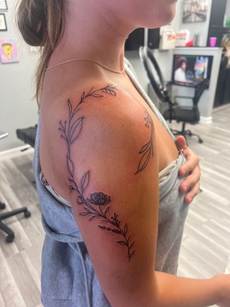 Femine Tattoo Upper Arm, Vine Tattoos On Shoulder, Upper Back To Shoulder Tattoo, Uncommon Flower Tattoos, Around The Shoulder Tattoos For Women, Wrap Forearm Tattoo Women, Flower Wrap Around Tattoo Design, Floral Wrap Around Tattoo Upper Arm, Dainty Upper Arm Tattoos For Women