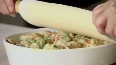 That favorite comfort food, pot pie, gets an Ina-style seafood makeover. Lobster Pot Pies, Seafood Pot Pie, Seafood Pot, Video Food, Ina Garten Recipes, Pot Pies Recipes, Seafood Salad, Barefoot Contessa, Seafood Dinner