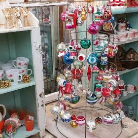 Christmas Store Displays, Christmas Shop Displays, Craft Fair Booth Display, Christmas Booth, Christmas Craft Show, Retro Christmas Decorations, Craft Fairs Booth, Christmas Craft Fair, Craft Booth Displays