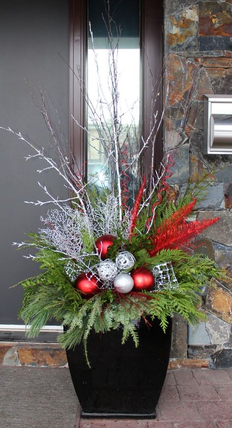 Winter Planter Ideas, Winter Planters, Outdoor Christmas Planters, Christmas Urns, Outside Christmas Decorations, Winter Planter, Christmas Pots, Christmas Planters, Christmas Flower Arrangements