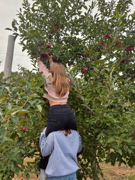 Strawberry Picking Aesthetic Friends, Raspberry Picking Aesthetic, Picking Berries Aesthetic, Peach Picking Aesthetic, Fruit Picking Photoshoot, Picking Fruit Aesthetic, Apple Picking Instagram Pictures, Cherry Picking Aesthetic, Apple Girl Aesthetic