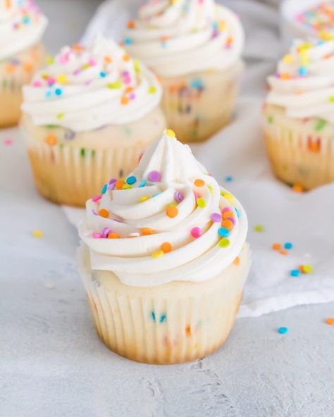 Birthday Cupcakes Aesthetic, Homemade Funfetti Cupcakes, Simple Cupcakes, Cupcake Table, Confetti Cupcakes, Funfetti Cupcakes, Sweet Aesthetic, Table Birthday, Dessert Table Birthday