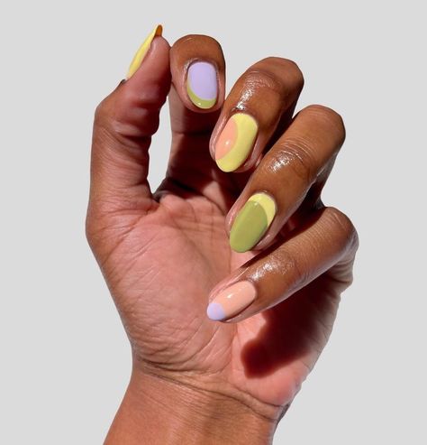 Cirque Colors on Instagram: “Simple 'n cute spring nails using our At Its Finest Nail Art brush 🌼🌱💜 Nail art by @lolo.nailedit (she/her) wearing A Fiori 🔮 Tumbleweed…” Detail Nail Art, Nail Art Easy, Creative Nail Art, Cirque Colors, Metal Barrel, Cute Spring Nails, Wavy Lines, Art Brush, Art Easy