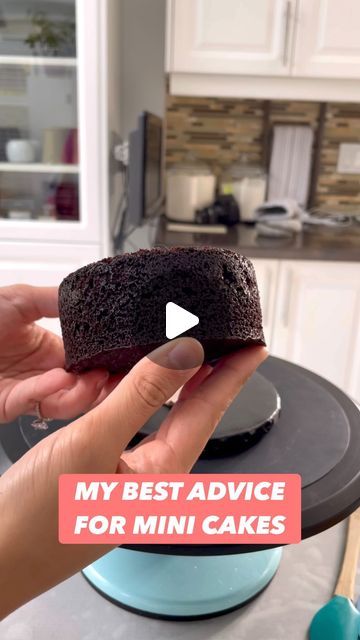 Lindsay Ara on Instagram: "SOUND ON 📣 even though they’re small, mini cakes can be tough to work with! 🥵 They’re lighter and more prone to sliding and tipping as you ice them. Here are my tips, save for later 👇🏼 ✅Level your layers! Working with flat layers makes it a LOT easier ✅Hollow out the buttercream or create a border to keep fillings inside ✅Get eye level with the cake to make sure your layers are straight ✅Start crumb coating from the bottom. As you move upwards it may start to feel “unstable” like it tilts as you ice it. This is your cue to freeze it for 10mins and come back to it. ✅Keep the cake chilled before you do your final coat of icing and decorating • Follow for more baking tips! Details below 👇🏼  • • • • • • 🖤Turntable & nonslip mat: @shoptheflourgirl 🖤Icing scrap Personal Cakes Mini Aesthetic, Mini Cake Videos, How To Make A Mini Cake, Individual Cakes, Chocolate Layer Cake, Cake Videos, Save For Later, Cake Tutorial, Baking Tips