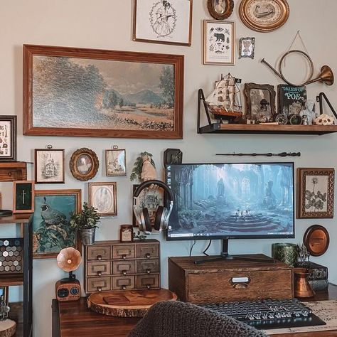 Korrie on Instagram: "Happy Friday! Another pic of my setup! It’s definitely my happy place. Lately I haven’t been able to get much gaming time in. Juggling life usually means gaming gets put on hold, but ce la vie! Luckily I can listen to audiobooks while doing what I need to, I just finished the Acotar series 😭🖤 Has anyone else read it?? I’m looking for book recommendations too if anyone has some they love!!! . . . . . #darkacademia #vintagestyle #vintagedecor #pcgaming #gaming #gamingsetup Pc Set Up In Living Room, Home Office Setup In Dining Room, Vintage Style Desk Setup, Gaming Setup Dark Academia, Steampunk Gaming Setup, Gaming Setup Vintage, Antique Gaming Setup, Academia Gaming Setup, Cottage Game Room