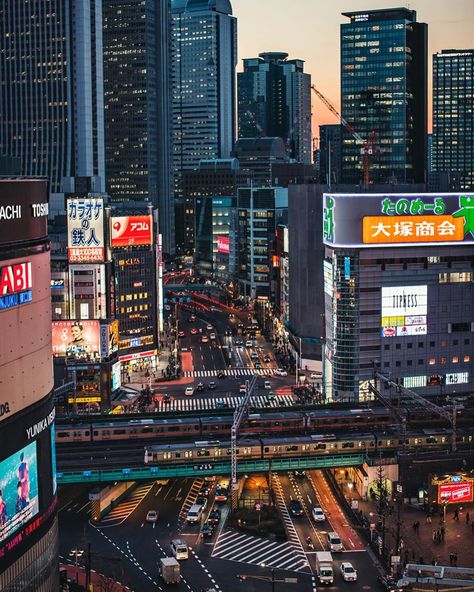 Tokyo subway system has many lines and so complicated, the lines extend far out via extensive through services onto... Cybertron Aesthetic, Japanese Neighborhood, Japan Film, Tokyo Subway, Places In Tokyo, Subway System, Train Model, City Scape, City Wallpaper