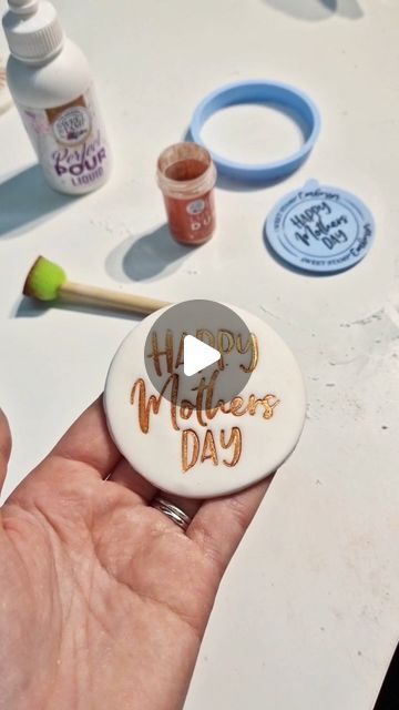 Sweet Stamp® by AmyCakes on Instagram: "The Sweetstamp hack you all need to try 😱💓👌 Shop all products at www.sweetstamp.online #sweetstamp #caketechniques #cakesofinstagram #cakedesign #cakedecorator #cakeart #cakevideos #cakedecoratingtips #cakelover #cakevideos #cakesiclesofig #cakereel #cakehack #cakeviral" Cricut Cake, Cake Hacks, Luster Dust, Fondant Stamping, Fondant Cookies, Fondant Flowers, Cake Lover, Cake Videos, January 9