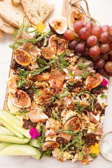 Fig Butter Board Ideas, Pistachio Butter Board, Best Butter Boards, Fig Butter Board, Butter Board Christmas, Christmas Butter Board Ideas, Butter Boards Recipes, Charcuterie Butter Board Ideas, Butterboard Ideas