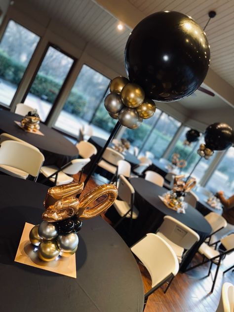 Black And Gold Balloon Table Decor, Black And Gold Balloon Table Centerpieces, Black White And Gold Centerpieces For Men, Black And Gold Party For Men, Black And Gold Male Birthday Party, Men Birthday Theme Ideas Decoration, Black And White Balloon Centerpieces, Graduation Party Balloon Centerpieces, 30th Birthday Table Centerpieces For Men