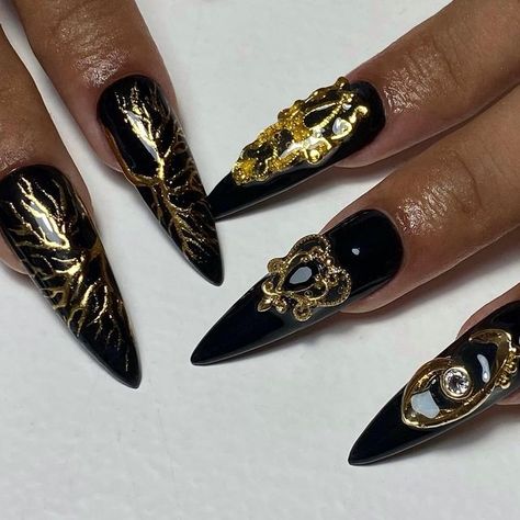 Bayonetta Inspired Nails, Black And Golden Nail Art, Black Nails Gold Design, Old Hollywood Nail Designs, Schiaparelli Nails, Bayonetta Nails, Black Gold And Red Nails, Black Red Gold Nails, Black Gold Nails Designs