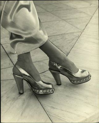 Poolside in Havana, Cuba 1946. Photo by: Nina Leen for Life magazine Nina Leen, 1940s Shoes, Fashion 1940s, Shoes Ads, Chic Shoes, Retro Shoes, 1940s Fashion, Life Magazine, Vintage Shoes