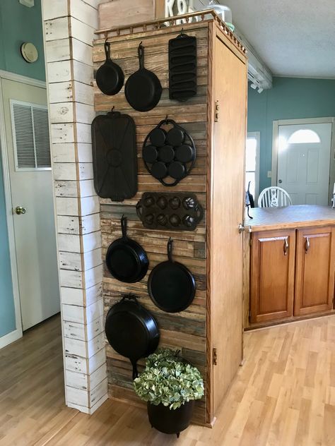 Cast Iron Pan Storage, Skillet Storage, Cast Iron Cookware Display, Kitchen Modern Small, Small Kitchen Inspiration, Cast Iron Pans, Cast Iron Decor, Pan Storage, Hanging Pans