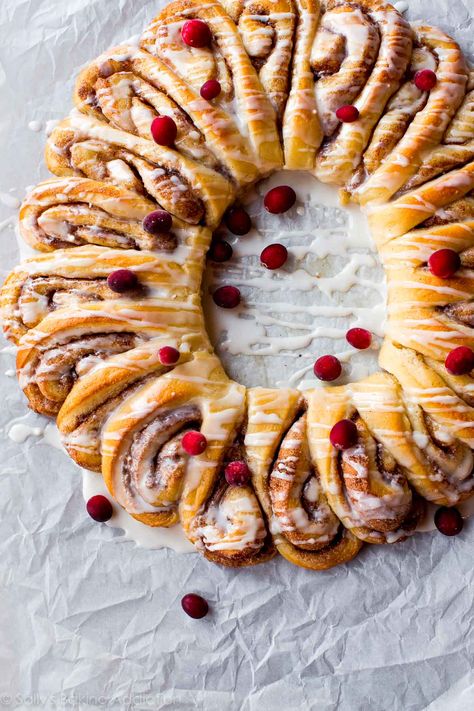 This beautifully festive cinnamon roll wreath is perfect for holiday brunch. Each bite is warm, fluffy, cinnamon-spiced, and drizzled with vanilla icing. It’s sure to impress a crowd and is much easier to make than it looks! Recipe on sallysbakingaddiction.com Christmas Braided Bread, Cinnamon Roll Wreath, Christmas Bread Recipes, Christmas Morning Brunch, Bread Christmas, Roll Wreath, Dessert Holiday, Dessert Christmas, Baking Holiday