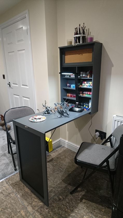 Warhammer 40k Storage, Warhammer Hobby Room, Warhammer Game Room, Warhammer Bedroom Ideas, Warhammer Storage Ideas, Warhammer Painting Station, Warhammer Desk, Miniature Painting Station, Warhammer Storage