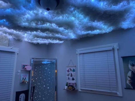 Stuffing + fairy lights = storm cloud ceiling. Diy Ceiling Ideas Decoration, Diy Clouds Ceiling, Fluffy Wall, Cloud Bedroom, Cloud Ceiling, Diy Clouds, Diy Ceiling, Redecorate Bedroom, Dreamy Room