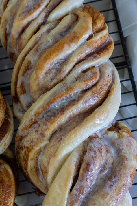 Easy and Fast Cinnamon Twist Loaf Cinnamon Twist, Cinnamon Roll Bread, Cinnamon Twists, Handmade Farmhouse, Breakfast Sweets, Cinnamon Rolls Homemade, Cinnamon Bread, Bread Recipes Sweet, Breakfast Breads