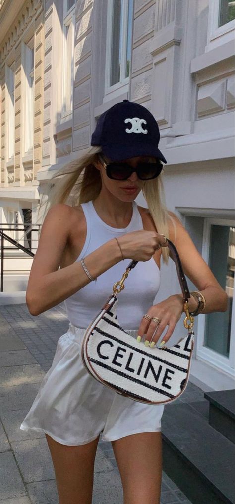 Chic Resort Wear, Baseball Cap Outfit, Celine Triomphe, Cap Outfit, Paris Chic, Daily Outfit Inspiration, Beige Outfit, French Fashion Designers, Outfits With Hats