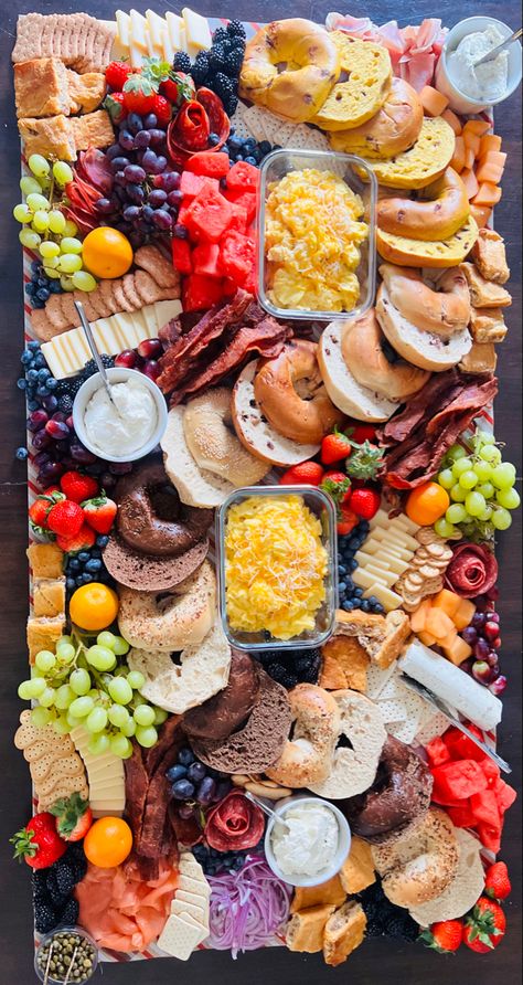 Host a brunch party and set a bagel and fruit grazing table. Brunch Sharing Platter, Brunch Charcuterie Board Party, Brunch Group Ideas, Wedding Breakfast Charcuterie Board, Small Brunch Board, Grazing Board Breakfast, Brunch Party Buffet, Birthday Brunch Charcuterie Board, Bagel Table Setting