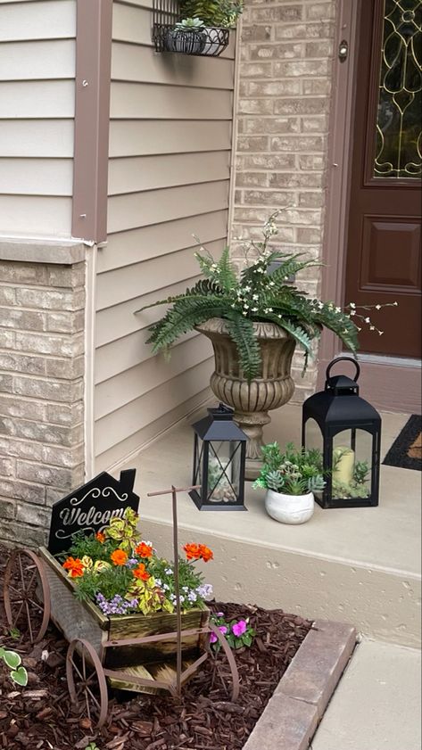 Small Front Porch Ideas Entrance, Front Door Landscaping, Corner Landscaping, Front Entrance Decor, Small Porch Ideas, Small Porch Decorating, Front Porch Flowers, Porch Landscaping, Front Yard Decor