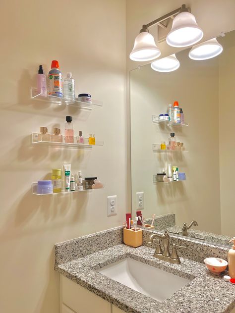 Apartment Bathroom Counter Organization, College Bathroom Decor Dorm Room Organization Ideas, Cute Bathroom Small, Minimalist Apartment Bathroom Decor, College House Bathroom, Teen Girl Bathroom Organization, Bathroom Apartment Aesthetic, Bathroom Girl Aesthetic, Room Makeover Inspiration For Small Room