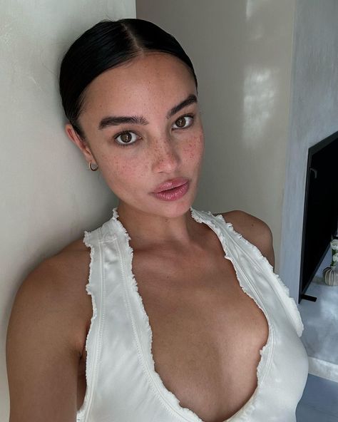 Kelsey Merritt on Instagram: “skin is giving 🫶” Sheer Veil, Kelsey Merritt, Bare Face, Birthday Suit, Bare Skin, Hydrating Serum, Skin Care Kit, Super Natural, Sun Tan