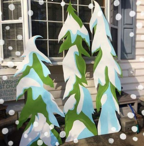 Whoville trees! Whoville Lawn Decorations, Diy Outdoor Whoville Decorations, Whoville House Decorations, Christmas Lawn Cutouts, Decorate Like Whoville, Grinch Themed Outdoor Decorations, Who Ville Houses, Modern Grinch Decor, Whoville Tree Decorations